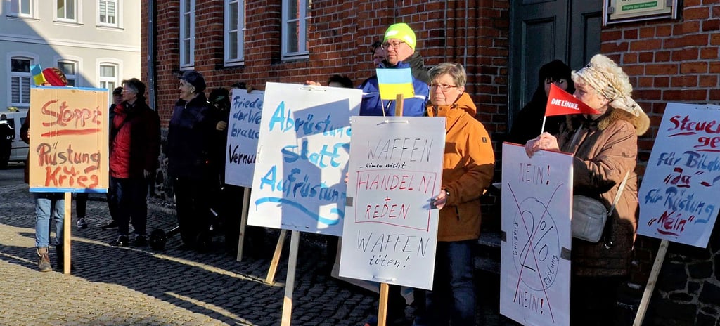 Teilnehmer der Friedenskundgebung in Osterburg drückten ihren Protest auf Plakaten aus.