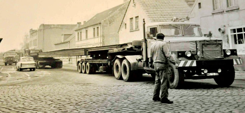 Die Transporte der Straßenbahnschienen führten vom Diesdorfer Graseweg (Hintergrund) über die Große Diesdorfer Straße (Vordergrund) schließlich zum Baugebiet in Neu-Olvenstedt.