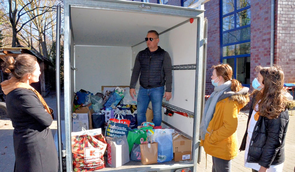 Thomas Günther(zweiter von links) holt am Freitag Spenden vom Jahn-Gymnasium ab und berichtet den Schülern und Lehrerin Sandra Riethmüller (erste von links) von der Situation an der polnisch-ukrainischen Grenze. Ende dieser Woche will er erneut dorthin aufbrechen.