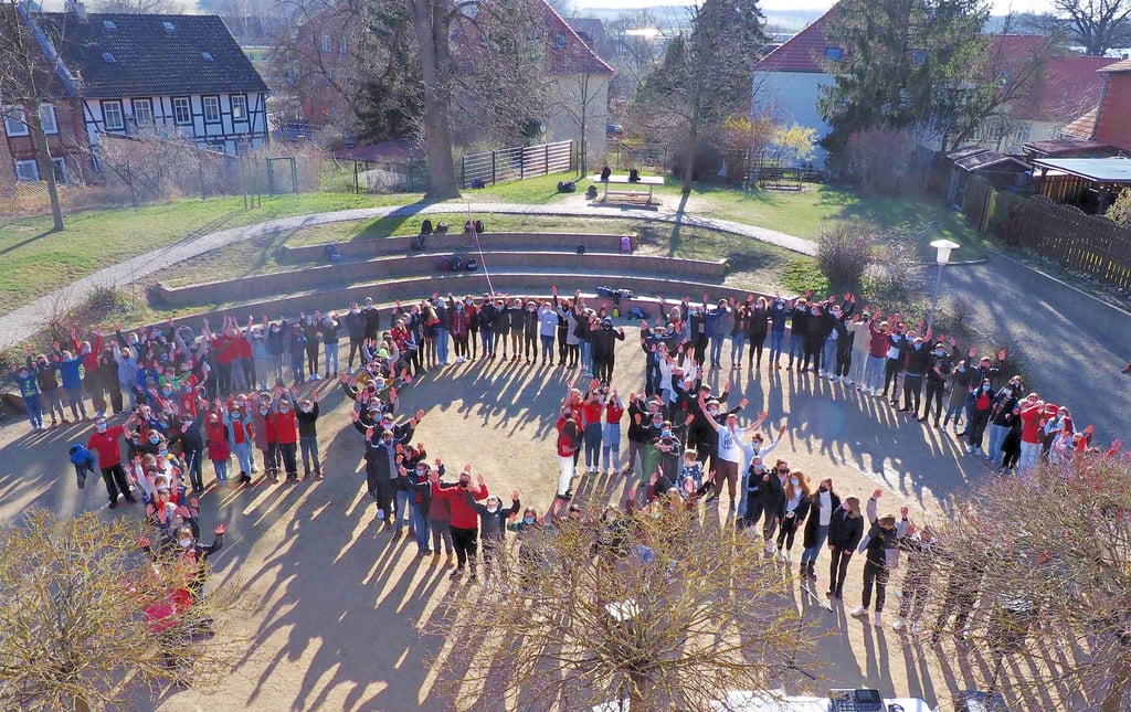 Auf dem Schulhof haben die Schüler mit ihrer Aufstellung die Buchstaben FGO für Fallstein-Gymnasium Osterwieck gebildet. Als Zeichen dafür, dass die Schule unter ihrem Namen erhalten bleibt.
