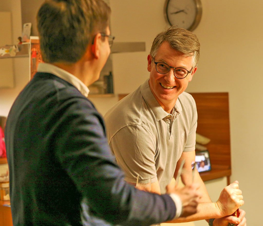 Krumpas Ortsbürgermeister Sven Czekalla (l.) gratuliert Steffen Schmitz (beide CDU) als einer der ersten.