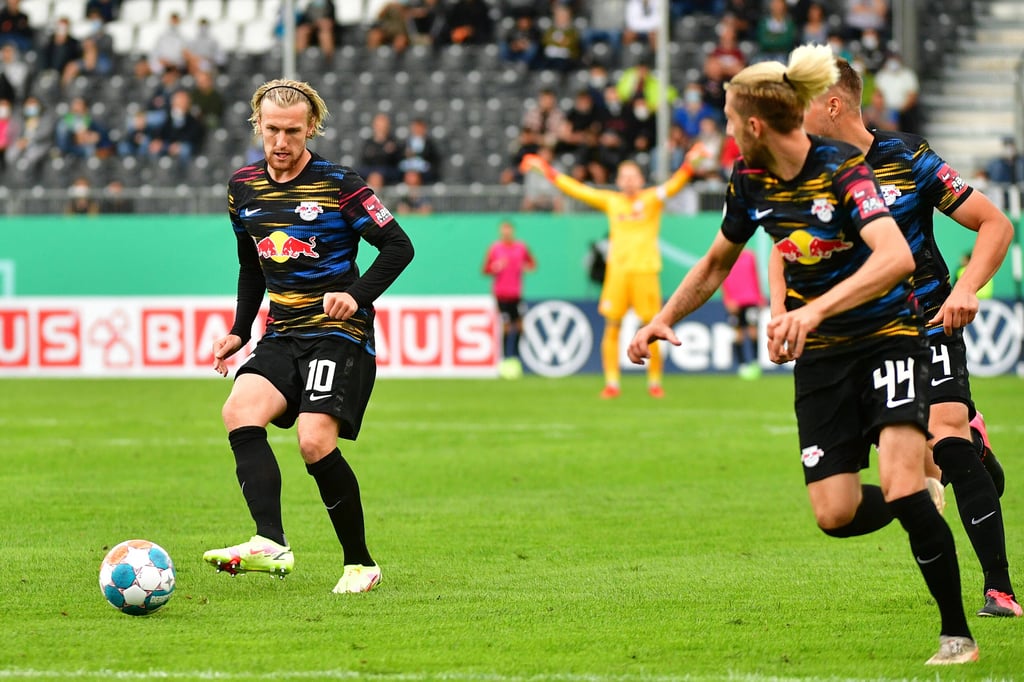Emil Forsberg passt den Ball in den Lauf von Kevin Kampl (r.).