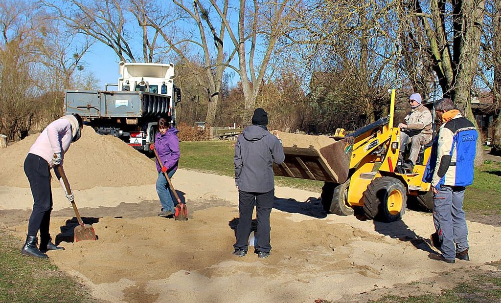 Der Volleyballplatz hinterm Umweltzentrum hat neuen Sand bekommen.