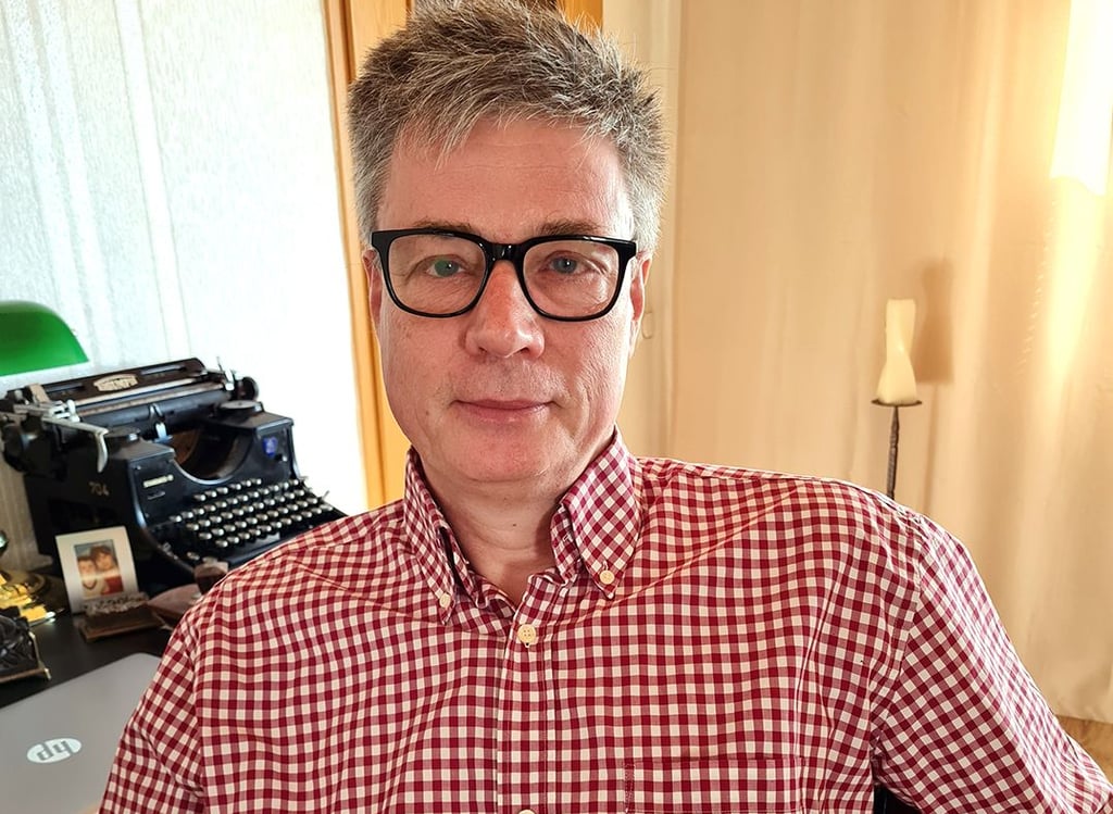 Sven Goltz in seinem Zuhause. Gespannt blickt er der Bürgermeisterwahl entgegen.