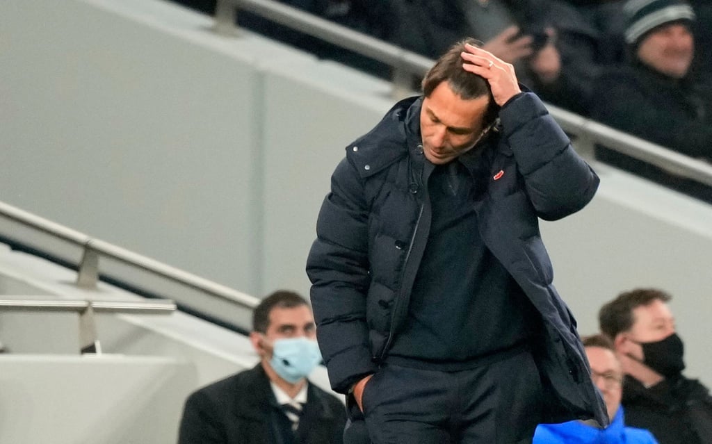 Trainer Antonio Conte (M.) schied mit Tottenham in der Conference League am Grünen Tisch aus.