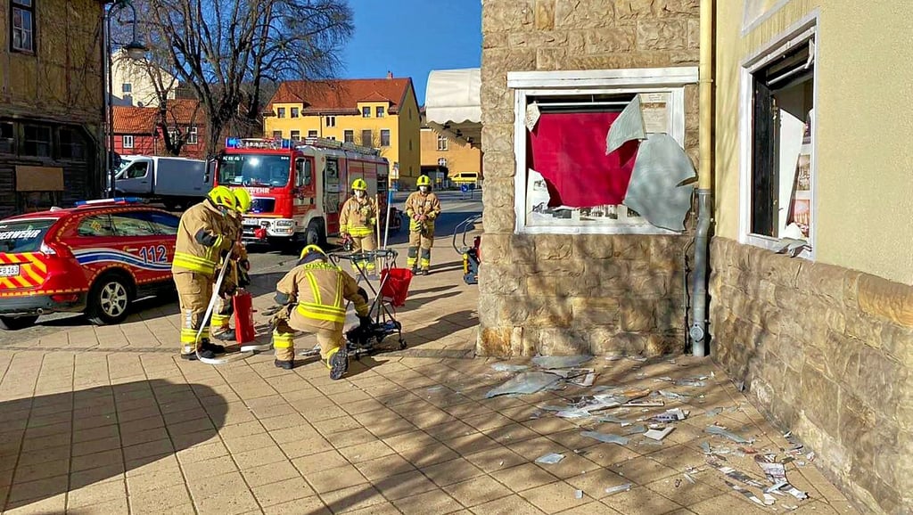 Blankenburger Feuerwehrleute räumen Trümmer weg, die nach einer Verpuffung im Kurhotel auf den Gehweg geschleudert wurden.