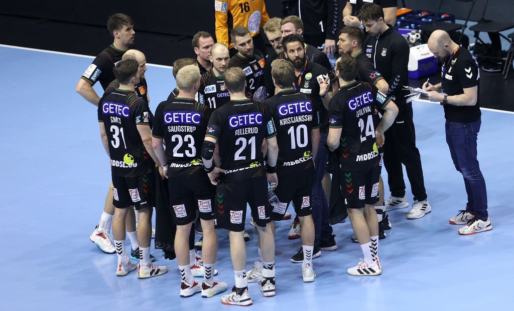 Der Magdeburger Trainer Bennet Wiegert (M) spricht während einer Auszeit zu seinen Spielern.
