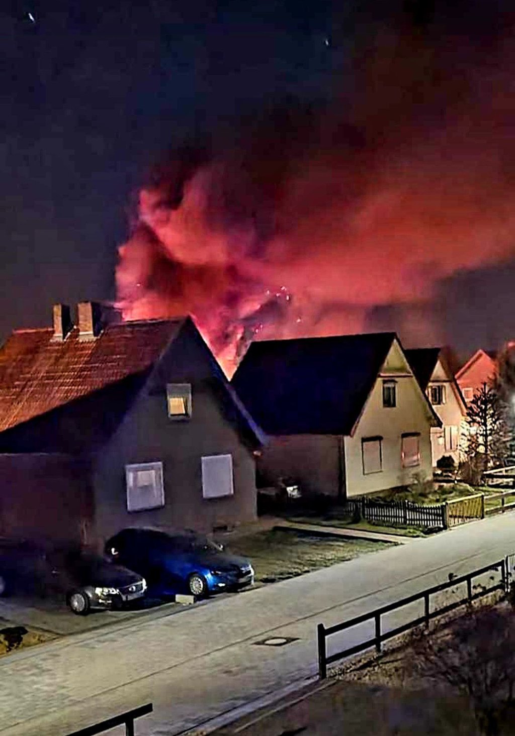 Diese Flammen empfingen die Akener Feuerwehrleute.