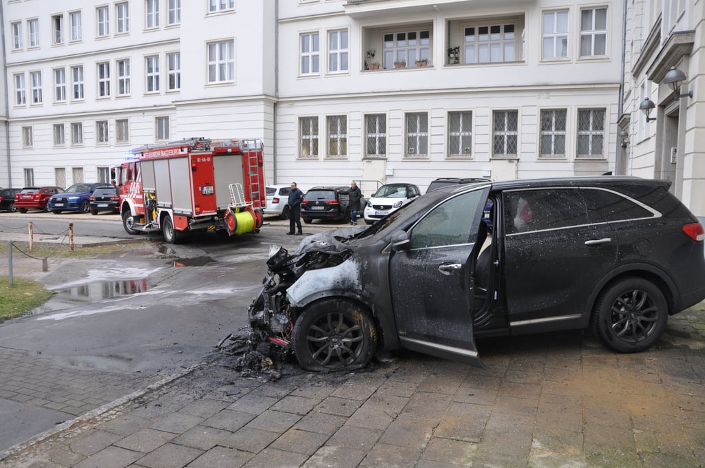 In der Innenstadt von Magdeburg ist am Montag, 14. März 2022, ein Pkw in Brand geraten. Die Feuerwehr löschte den Brand.