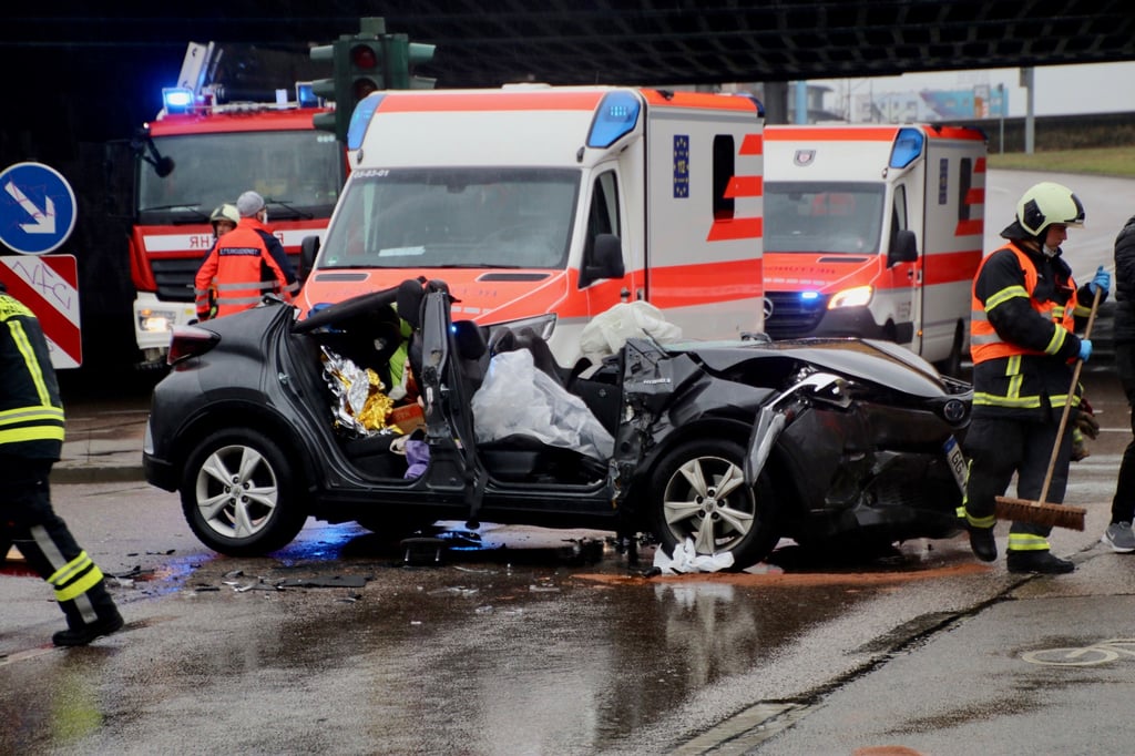 Ein beteiligtes Fahrzeug musste die Feuerwehr aufschneiden, um an die Verletzten zu gelangen.
