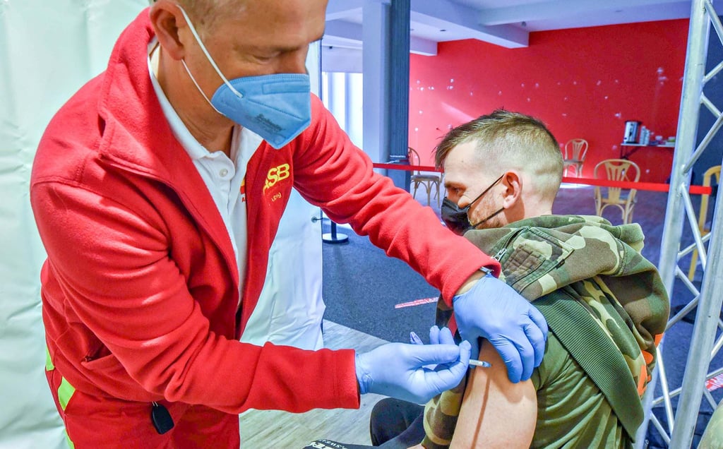Neben Corona-Tests wurde am Wochenende in der Breiten Straße auch gegen das Virus geimpft.