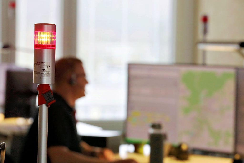 Alarm in einer Leitstelle. Von dort aus werden Einsätze für Rettungsdienste und Feuerwehren disponiert. Der Salzlandkreis denkt darüber nach, mit Magdeburg und anderen Partnern eine gemeinsame regionale Leitstelle aufzubauen.