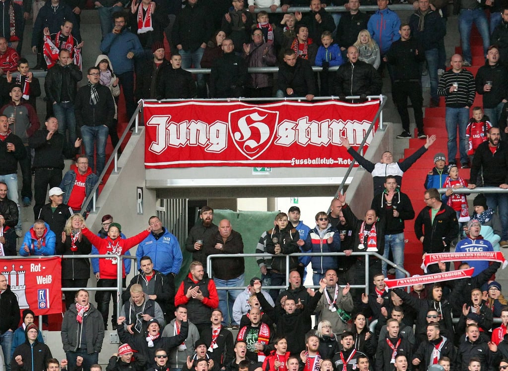 Selbstbewusster Auftritt: "Jungsturm"-Banner im Stadion