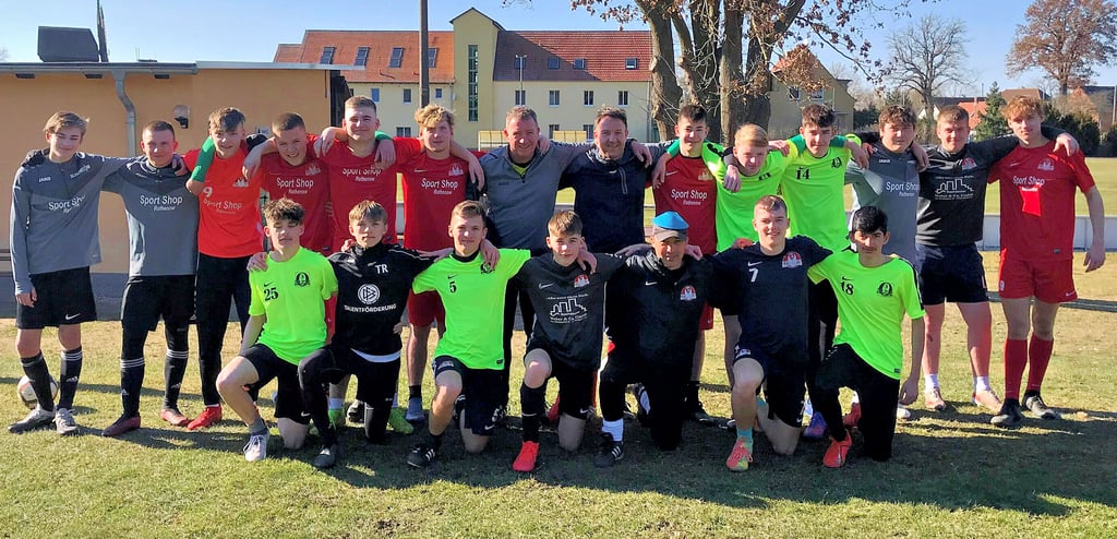 Die B-Junioren der Spielgemeinschaft Optik Rathenow/Chemie Premnitz zählen zu den Stammgästen im Klietzer Schullandheim. Das Wochenende mit herrlichem Sonnenschein nutzten sie mit ihren Trainern für viele Übungsstunden im Fußball.