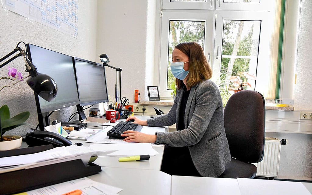 Eine Mitarbeiterin des Gesundheitsamts Dessau-Roßlau