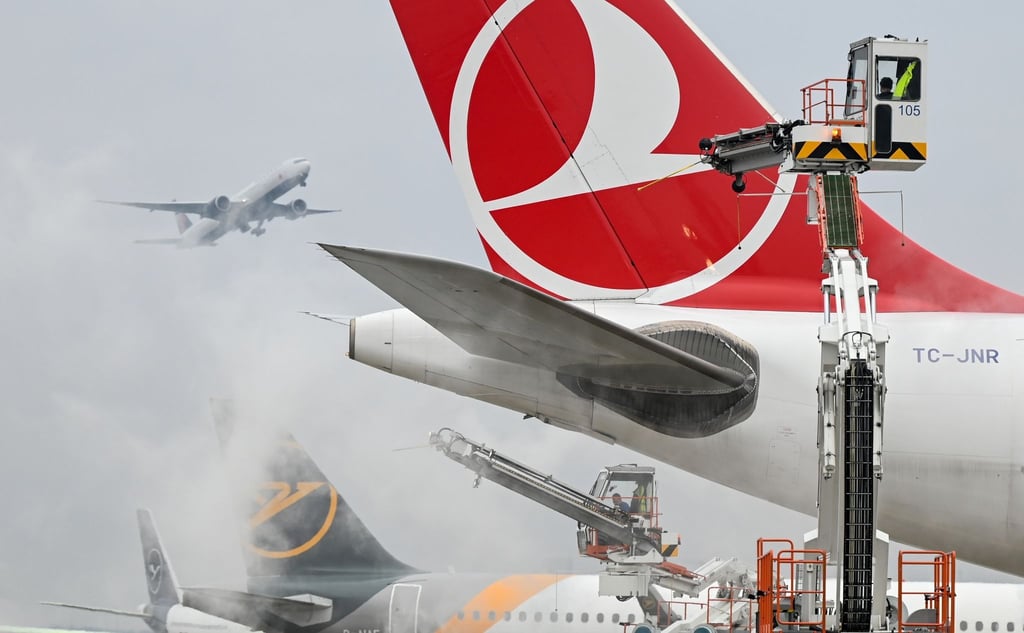 Fliegen bei Winterwetter: Ein Airbus A330 der Turkish Airlines wird vor dem Start mit einem Frostschutzmittel besprüht.