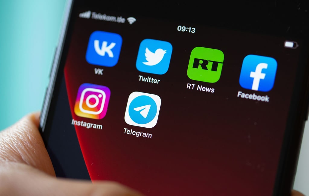 Auf dem Bildschirm eines Smartphones sind die Logos der Apps VKontakte (oben l-r), Twitter, RT News, Facebook, Instagram (unten l-r) und Telegram zu sehen.