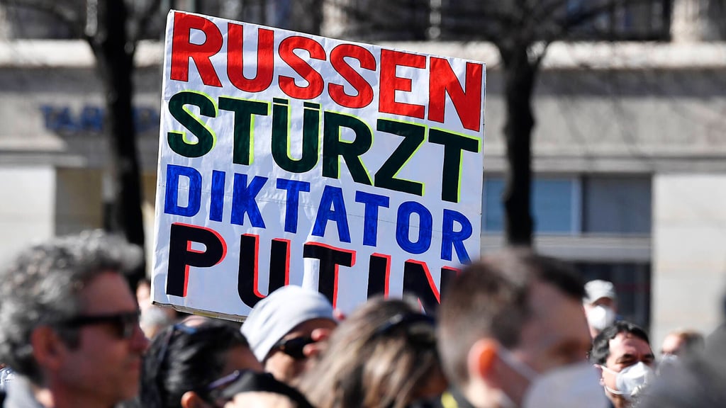 Immer häufigerschlägt in Deutschland die Wut auf Putin in Attacken auf Menschen mit russischen Wurzeln um.