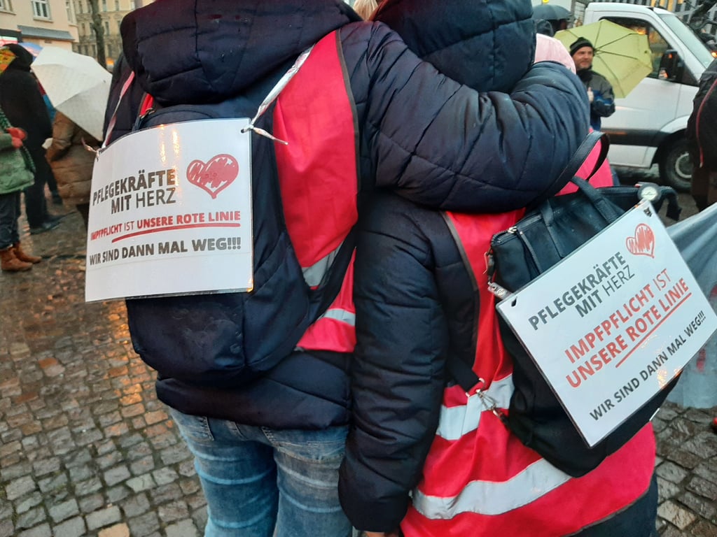 Diese Pflegekräfte machten deutlich, dass sie die einrichtungsbezogene Impfpflicht ablehnen.