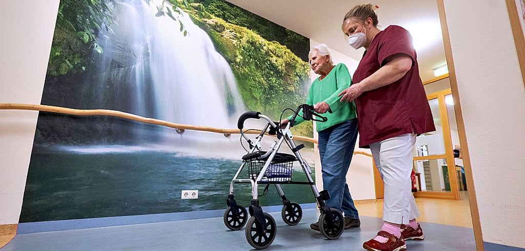 Für Beschäftigte in der Pflege gilt ab morgen die Impfpflicht. Auch im Salzlandkreis wird sie umgesetzt.