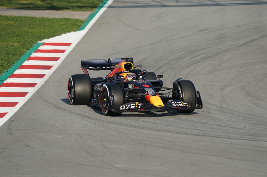 Der niederländische Rennfahrer Max Verstappen steuert den Red-Bull-Boliden über die Strecke.