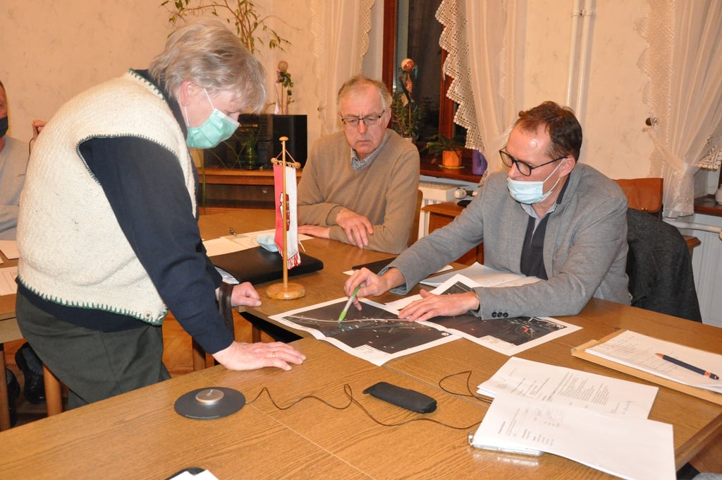 Bürgermeister Uwe Epperlein (rechts) erklärt Ortsbürgermeister Wolfgang Weißbart und Anwohnerin Christa Dörre den geplanten Verlauf des Radweges an einer Karte. Foto: René Kiel