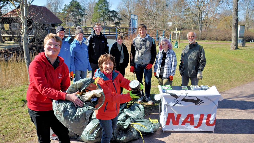 Die Naturschutzjugend hat mit Untertützern im Magdeburger Stadtpark eine Müllsammel-Aktion organisiert.