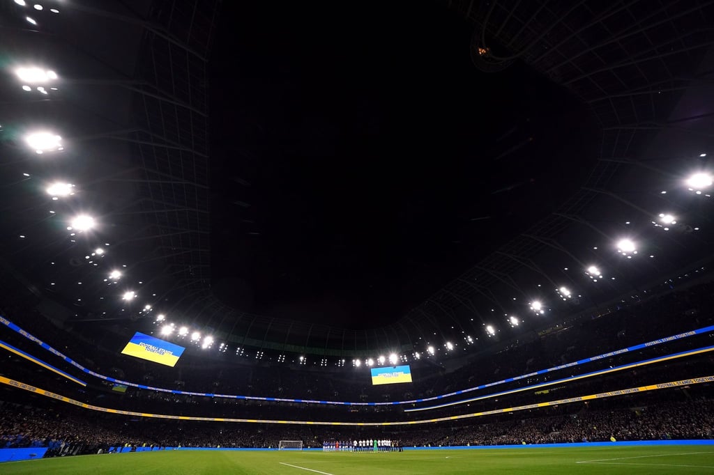 „Football Stands Together“ steht auf der Anzeigetafel im Stadion der Tottenham Hotspur.