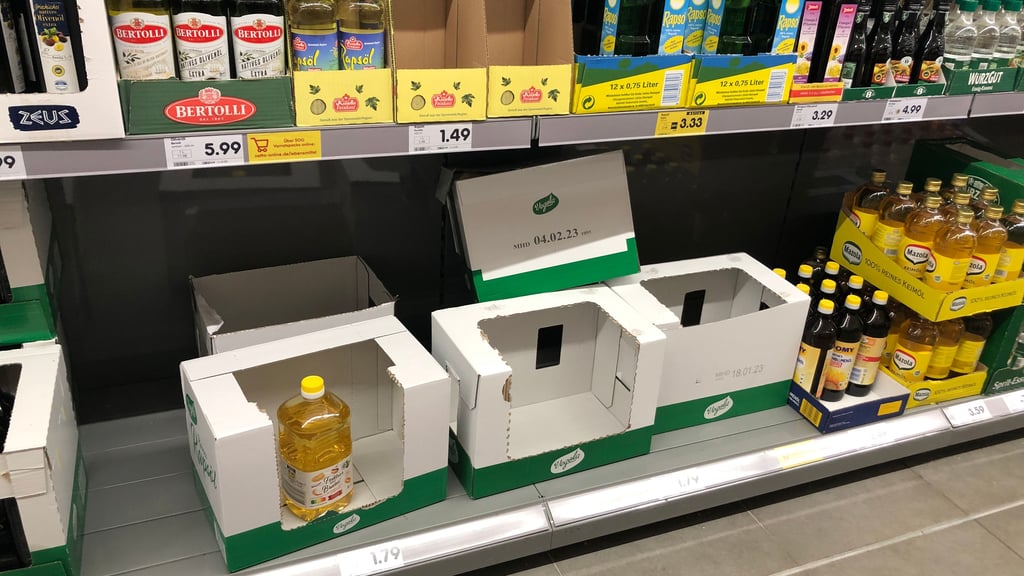 Billiges Öl fast weg: Blick in ein hallesches Supermarkt-Regal.