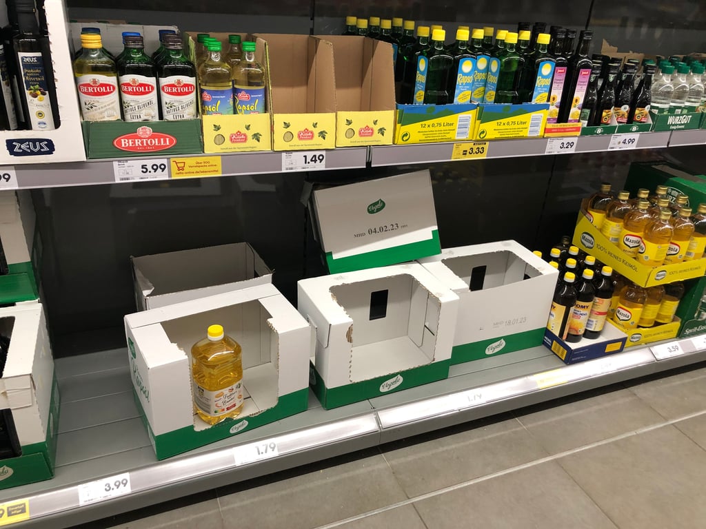 Billiges Öl fast weg: Blick in ein hallesches Supermarkt-Regal.