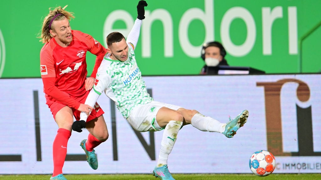 Hiergeblieben: Leipzigs Forsberg (l.) lässt Fürths Hrgota nicht von der Leine