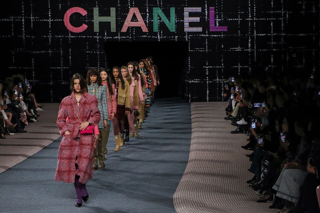 Models präsentieren Kreationen der Chanel-Kollektion bei der Fashion Week in Paris.