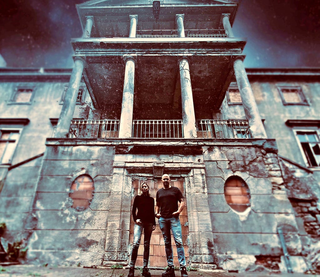 Das „Nightwatch“-Team - Medium Nina und Jenseitsforscher Markus - vor dem Schloss Helmsdorf. Im April ist die Folge bei TLC zu sehen.