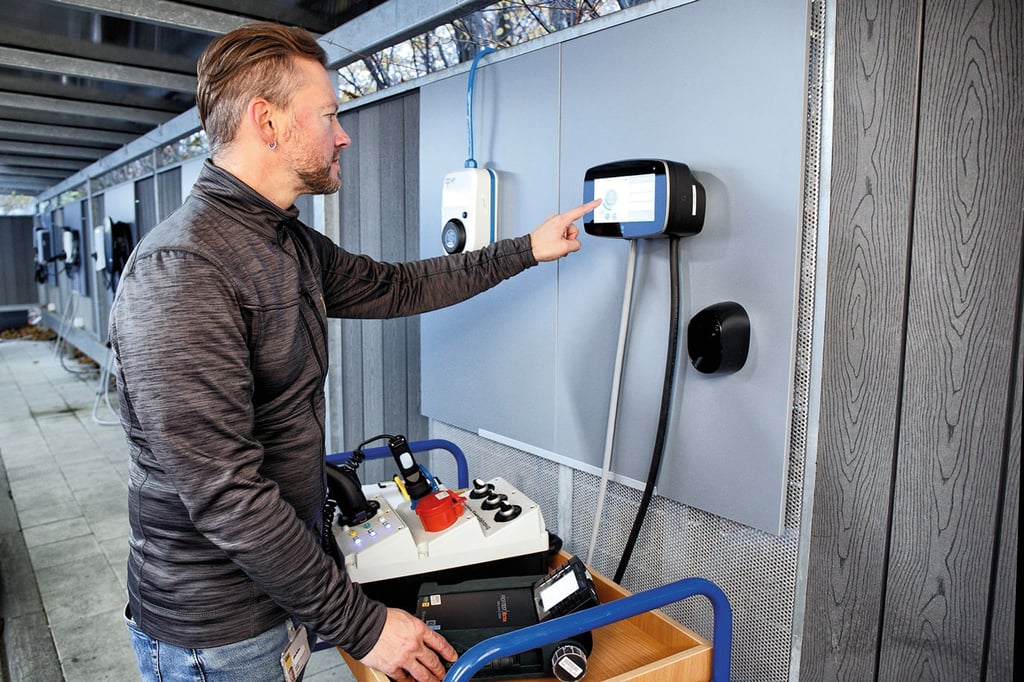 12 Wallboxen mussten sich beim Test in Kategorien wie etwa Sicherheit, Funktion, Zuverlässigkeit und Ausstattung messen lassen.