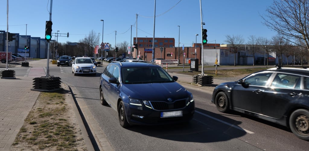 Weil Cracauer Straße, Zuckerbusch und Büchnerstraße an der Brückenbaustelle zu Sackgassen geworden sind, ist die Friedrich-Ebert-Straße als Umleitungsstrecke aktuell die einzige Verbindung zwischen Cracau und Innenstadt. Die Baustellenampel am Gübser Weg verstärkt den Stau auf der Route.