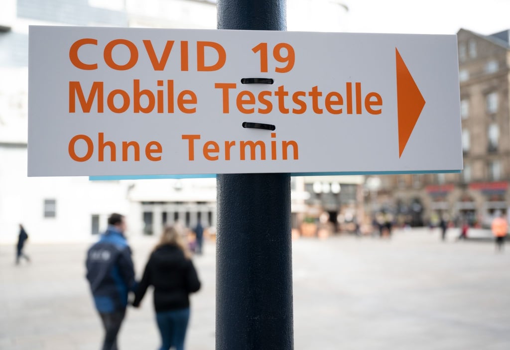 Der Weg zu einer Mobilen Teststelle auf Covid-19 ist in der Dortmunder Innenstadt ausgeschildert.