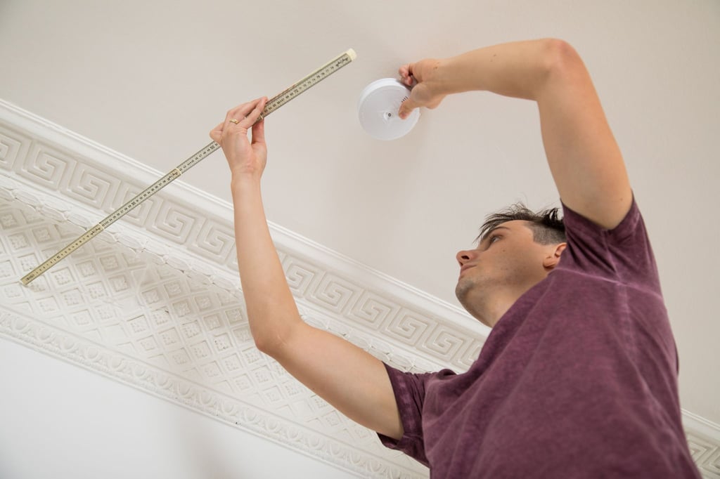 Rauchmelder dürfen nicht zu nah am Übergang zur Zimmerwand hängen.