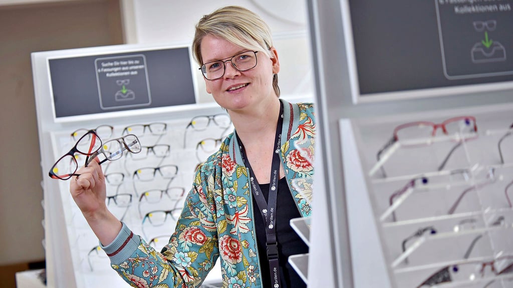 Susann Rönnicke ist die Filialleiterin des Optikfachgeschäftes am Bitterfelder Markt.