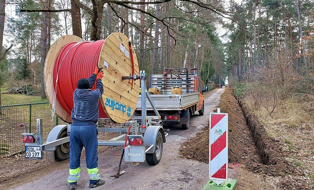 Im Moment werden die Glasfaserkabel für die Wochenendsiedlung bei Lindhorst in die Erde gebracht.
