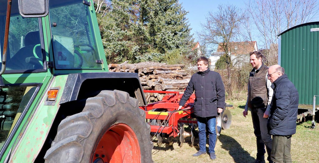 Landes-Minister Sven Schulze und der CDU-Landtagsabgeordnete Siegfried Borgwardt (rechts) lassen sich von Philipp Nahrstedt (Mitte) erklären, wie die Waldbrandschutzstreifen an Straßen und Eisenbahnlinien bearbeitet werden.