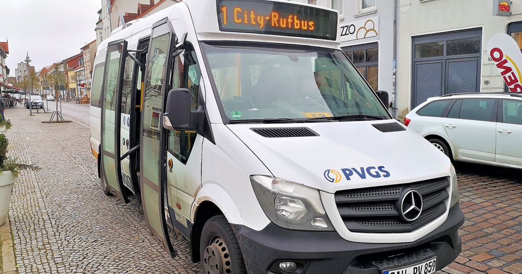 PVGS-City-Rufbus am Rathausturmplatz in Salzwedel: Die hohen Kraftstoffpreise machen auch dem Nahverkehrsunternehmen zu schaffen, daher könnte es zu Einschränkungen kommen.