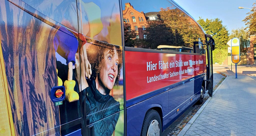 Der Stendaler Theaterbus ist ein Mercedes-Benz Tourino, der ab 2003 produziert wurde. Er ist 9,35 Meter lang, 2,40 Meter breit und eine Auftragsproduktion des portugiesischen Aufbauherstellers CartoonBus.
