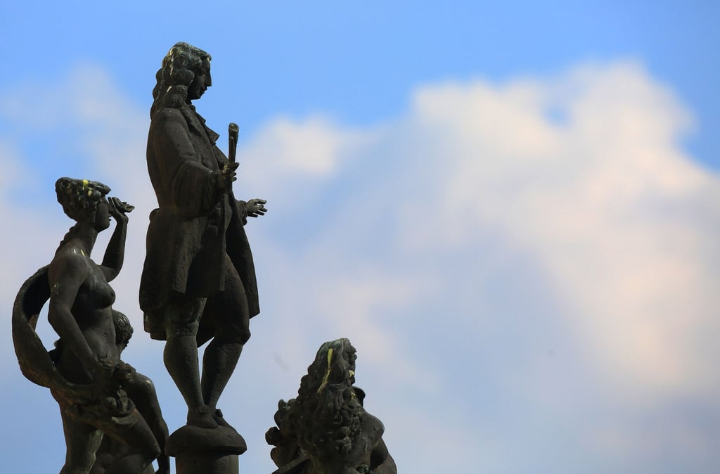 Eine Plastik stellt den Komponisten Georg Philipp Telemann (1681-1767) in barocker Tracht dar.