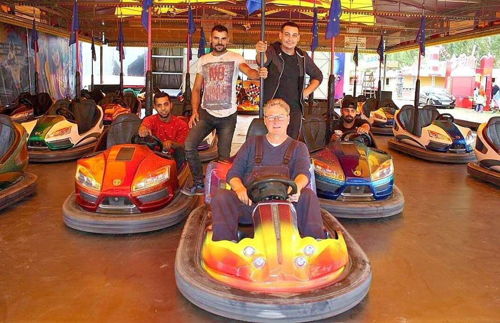 Schausteller Lothar Welte (auf dem Foto im Vordergrund und mit Mitarbeitern seines Autoscooters) könnte im Mai 2022 wieder ein Osterburger Stadtfest ausrichten.