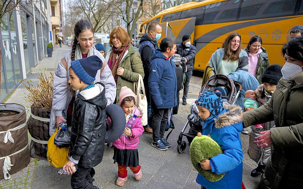 In vielen Städten kommen Flüchtlinge mit Bussen an.