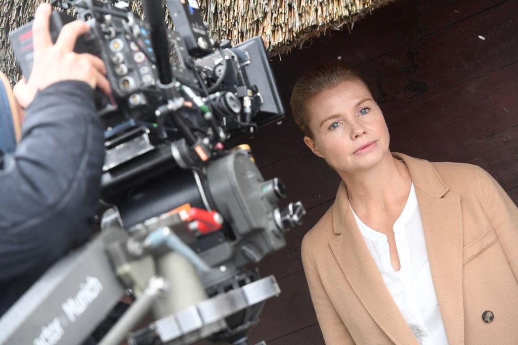 Schauspielerin Annette Frier steht als „Ella Schön“ am Set in Dierhagen (Mecklenburg-Vorpommern).