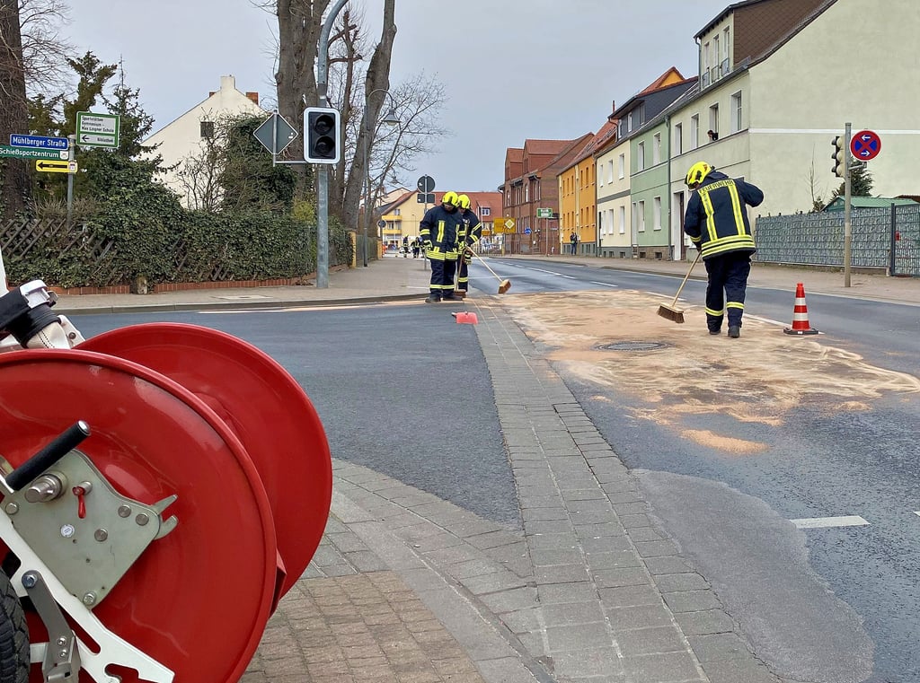 Eine recht umfangreiche Ölspur hatten Jessens Feuerwehrleute am Montagnachmittag in der Wittenberger Straße abzustumpfen