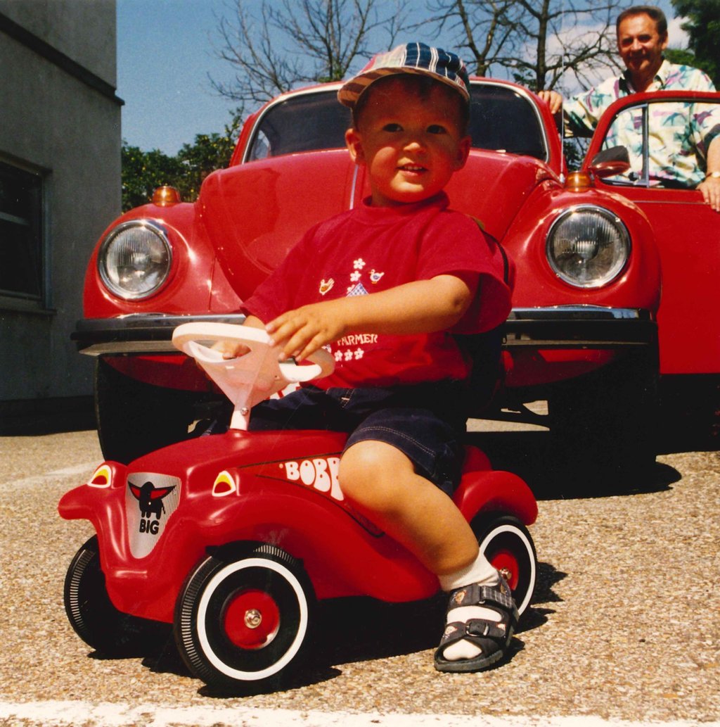Ein zeitgenössisches Foto der 90er Jahre zeigt einen Jungen, der auf einem Bobby-Car sitzt. Es hat die Nerven so mancher Nachbarn strapaziert und viele Schuhe ruiniert.