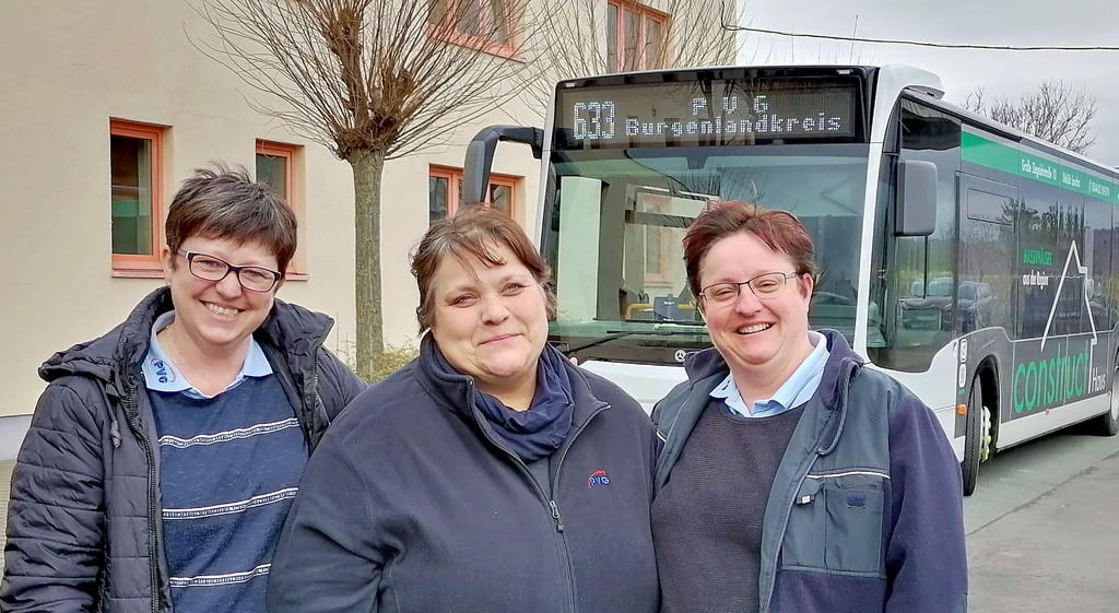 Daniela Raap (v.l.), Sylvia Teichmann und Sandra Flechtner arbeiten als Busfahrerinnen am PVG-Stützpunkt Bad Bibra.