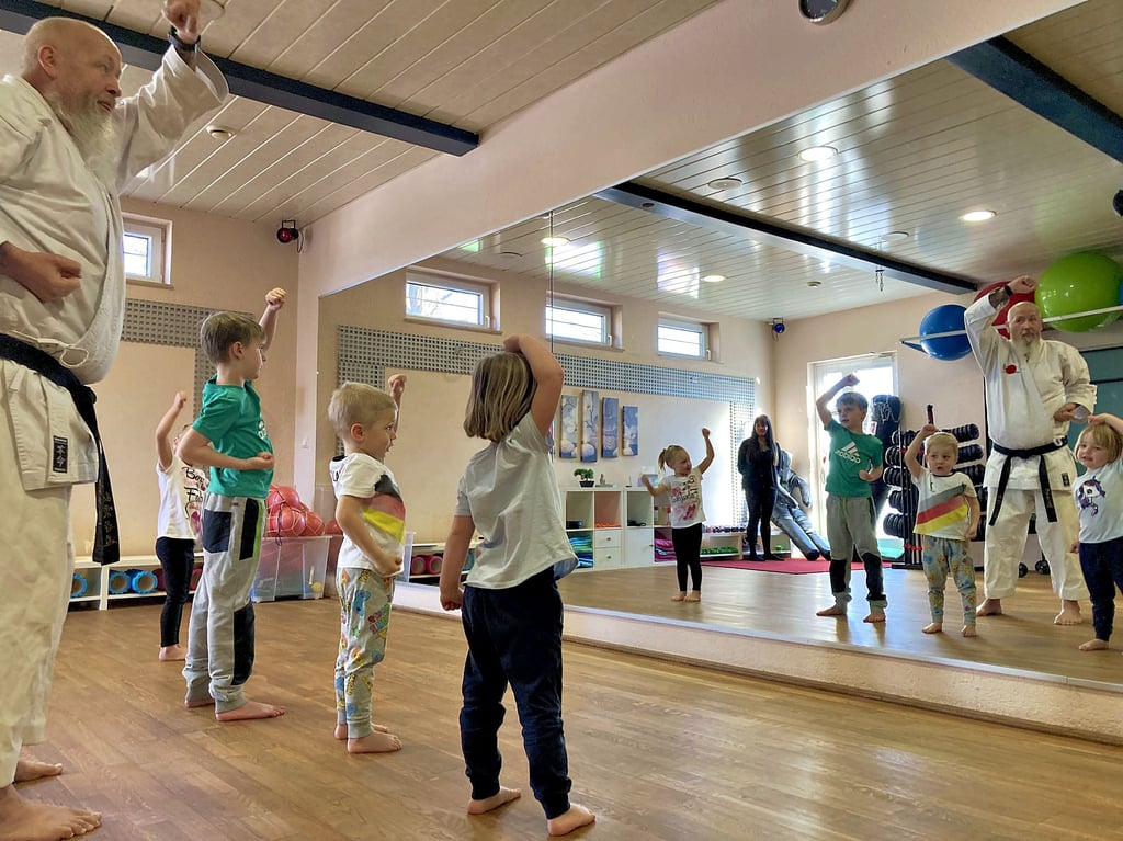 Mit Karatetrainer Jens Richter kommen die Kinder der Einsteiger-Wichtelgruppe im Magdeburger Fitnessstudio Athletic Gym in Bewegung. Trainiert wird jeweils am Freitagnachmittag.